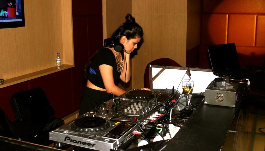 female disco jockey nagpur